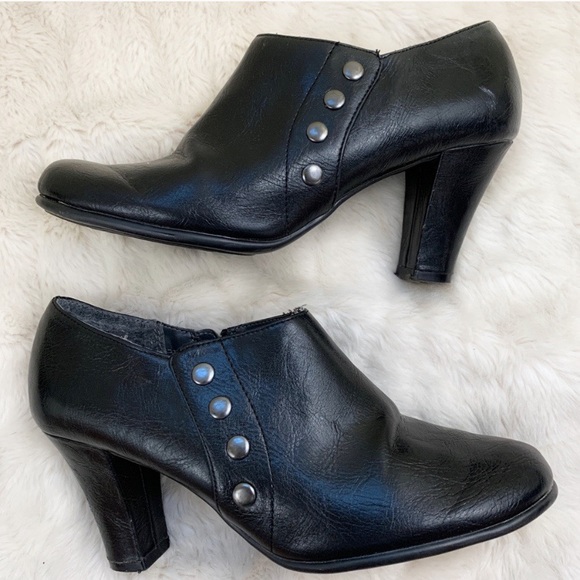 AEROSOLES Shoes - SALE⭐️ Aerosoles Silver Studded Ankle Booties⭐️